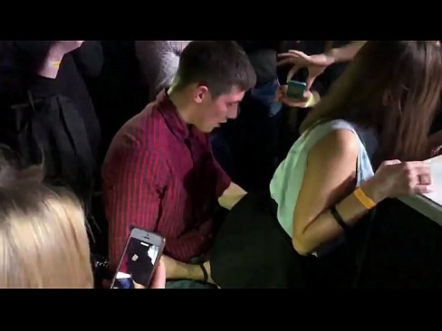 ❤️ Ubulili bangempela ku-nightclub yaseRussia. Intombazane yaseRussia eneminyaka engu-18 ubudala ingene endunu nasesithweni sangasese e-nightclub Ividiyo yocansi ku-zu.hentaiser.ru